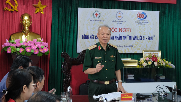 Trung tướng Hoàng Khánh Hưng, chủ tịch Hội Hỗ trợ gia đình liệt sĩ Việt Nam, chia sẻ tại hội nghị - Ảnh: HÀ THANH