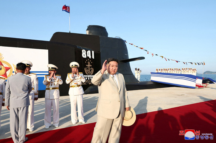 Nhà lãnh đạo Triều Tiên Kim Jong Un dự lễ công bố tàu ngầm hạt nhân mới - Ảnh: KCNA/REUTERS