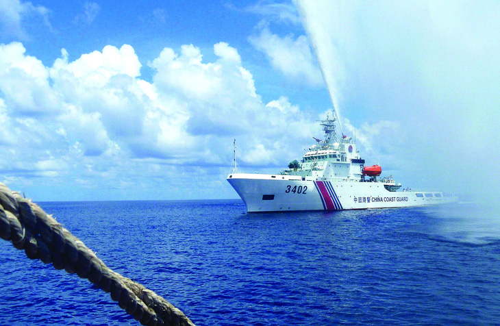 Tàu hải cảnh Trung Quốc sử dụng vòi rồng với tàu Philippines ở Biển Đông. Ảnh: AP