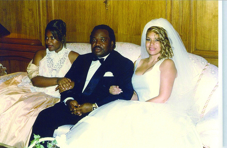 Ali Bongo và Inge (phải) trong đám cưới. Ảnh: Medium