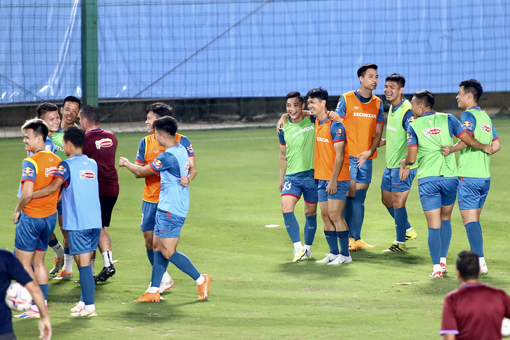 Các tuyển thủ Việt Nam cười vui khi chơi trò vận động - Ảnh: HOÀNG TÙNG