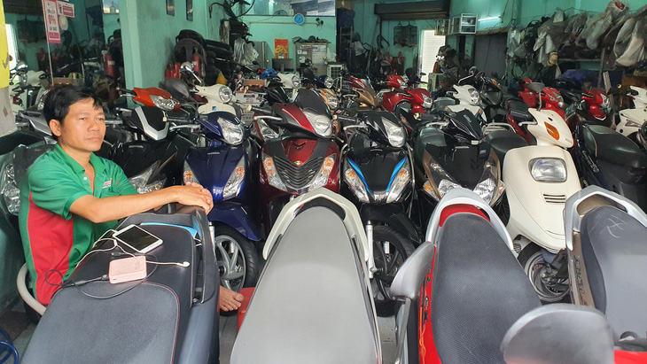 Mr Khoa said the used motorcycle shop he worked at was stagnant and had no customers due to cumbersome procedures - Photo: Minh Hoa