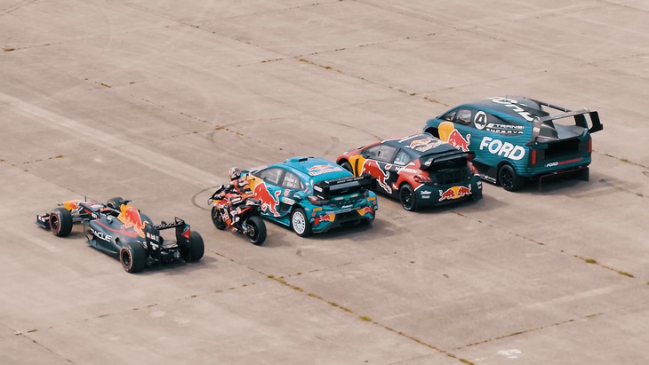 Năm chiếc xe có tốc độ cực nhanh tranh tài trong cuộc đua drag đỉnh cao - Ảnh: Red Bull