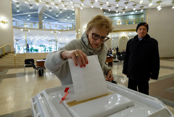Người dân Nga đi bỏ phiếu trong cuộc bầu cử thị trưởng ở thủ đô Matxcơva trong ngày 8-9. Nga đang tổ chức nhiều cuộc bầu cử cấp địa phương ở các khu vực, trong đó có cả 4 vùng sáp nhập từ Ukraine - Ảnh: REUTERS