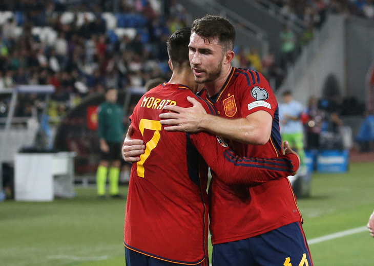 Niềm vui của các cầu thủ Tây Ban Nha sau khi ghi bàn vào lưới Georgia - Ảnh: REUTERS