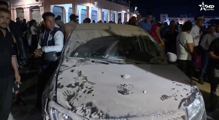 Người dân tại thành phố Marrakech, Morocco tản ra đường sau động đất - Ảnh: REUTERS