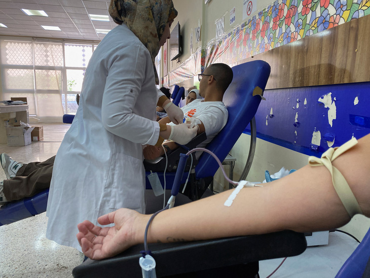 Người dân tại thành phố Marrakesh, Morocco tham gia hiến máu giúp các nạn nhân động đất ngày 9-9 - Ảnh: REUTERS