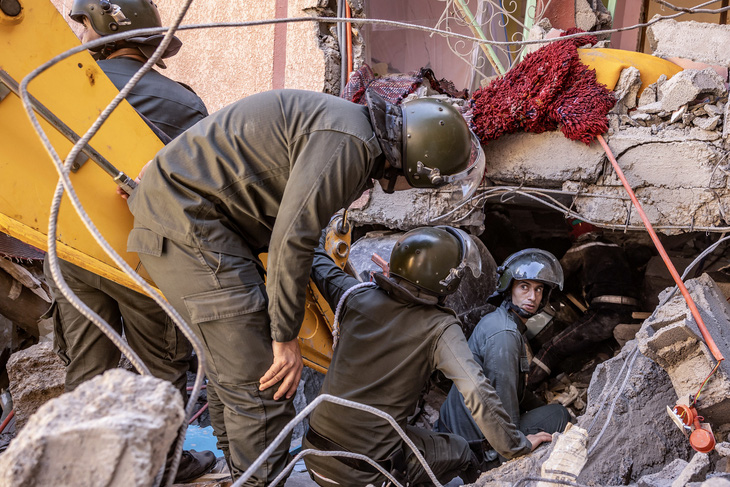 Lực lượng cứu hộ tìm kiếm các nạn nhân còn sống sót bên dưới những đống đổ nát tại Moulay Brahim, tỉnh Al Haouz, Morocco hôm 9-9 - Ảnh: AFP