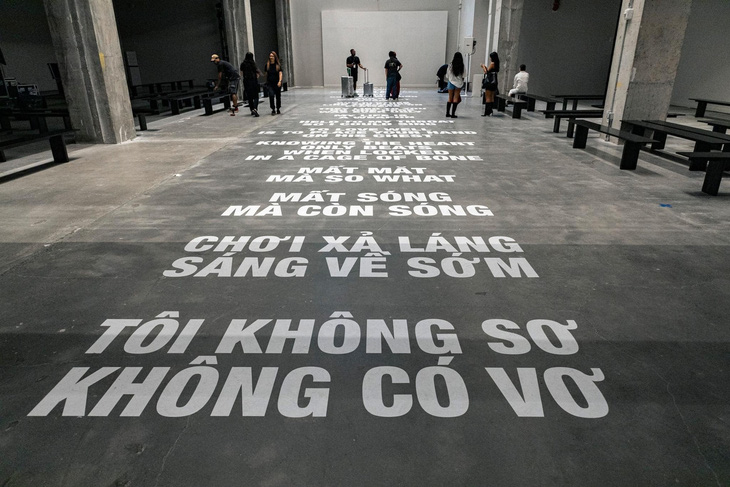 Những dòng chữ tiếng Việt trên sàn diễn - Ảnh: Facebook Duc Tran Minh Nguyen
