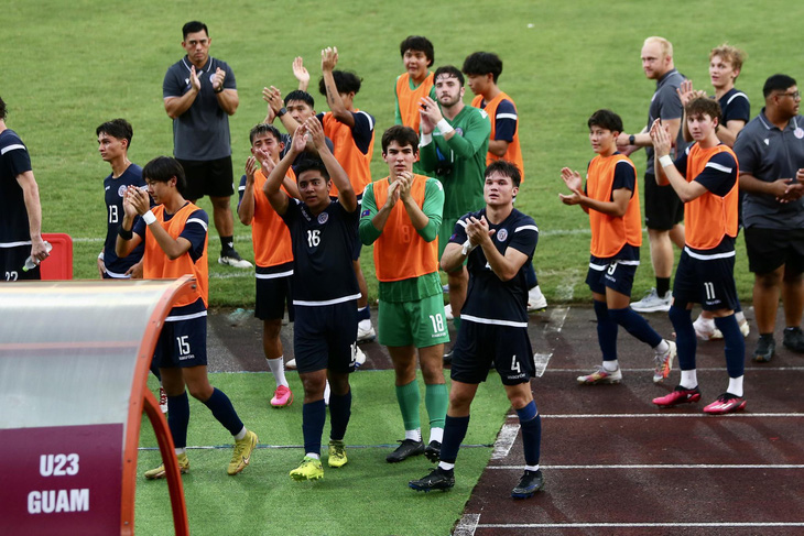Các cầu thủ U23 Guam ăn mừng sau khi bất ngờ cầm hòa Singapore - Ảnh: HOÀNG TÙNG