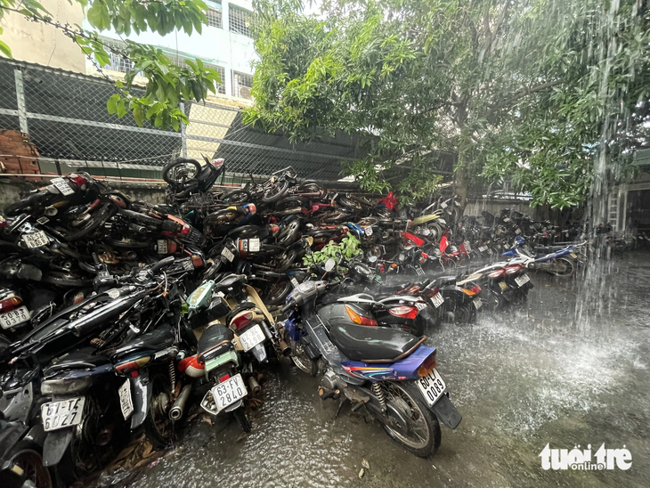 Hàng trăm xe bị "bỏ quên" chất đống, phơi nắng phơi mưa tại bến xe Miền Đông - Ảnh: CHÂU TUẤN