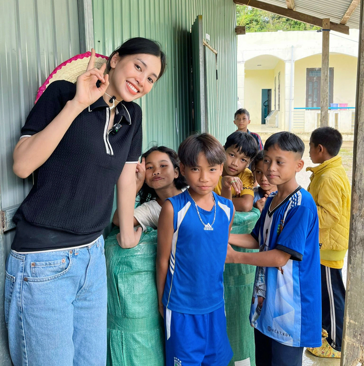 Hoa hậu Tiểu Vy lưu lại khoảnh khắc cùng các em học sinh vùng cao - Ảnh: BTC