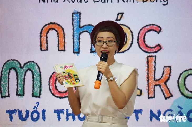 Food blogger Phan Anh Esheep và cuốn truyện tranh Nhóc Maruko mà cô còn giữ được từ thuở nhi đồng tới giờ - Ảnh: T.ĐIỂU