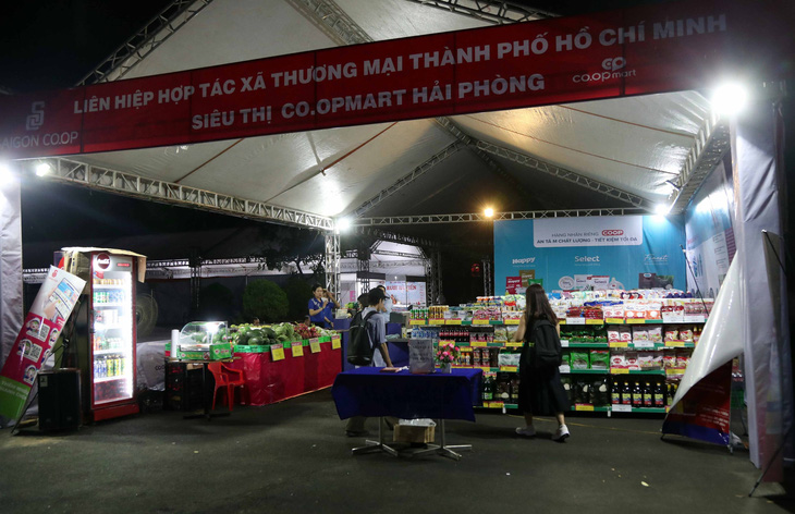 Gian hàng của Saigon Co.op mang đến chương trình ưu đãi, giảm giá cho hơn 1.000 mặt hàng nhu yếu phẩm, gia dụng