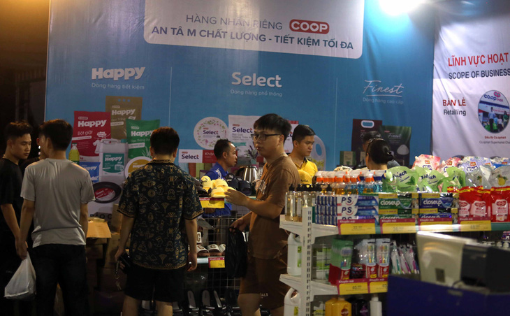 Rất đông người tiêu dùng đến tham khảo, mua sắm các mặt hàng từ Saigon Co.op