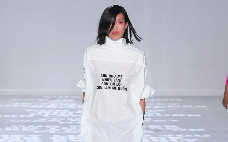 Mẫu nữ Việt mặc áo in chữ "Con xin lỗi" catwalk tại New York
