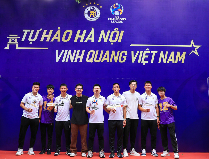 Chủ tịch CLB Hà Nội Đỗ Vinh Quang (giữa) cùng các ngôi sao CLB Hà Nội giao lưu với người hâm mộ - Ảnh: HNFC