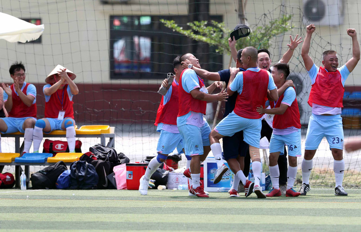 Trong sân thi đấu hết mình, ngoài sân các cầu thủ dự bị đội Công đoàn Quảng Ninh cũng ăn mừng tưng bừng khi đội nhà ghi bàn                 - Ảnh: NGUYÊN KHÔI