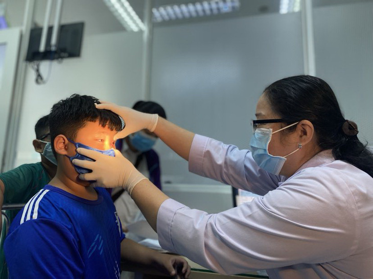 Trẻ đau mắt đỏ được nhà trường cho nghỉ học để đi khám mắt tại Bệnh viện Nhi đồng 2 - Ảnh: X.MAI