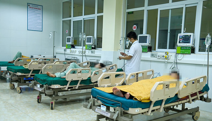 Các bệnh nhân nghi ngộ độc thực phẩm nhập viện và điều trị tại khoa cấp cứu Bệnh viện Đa khoa tỉnh Điện Biên ngày 8-9 - Ảnh: Báo Điện Biên Phủ