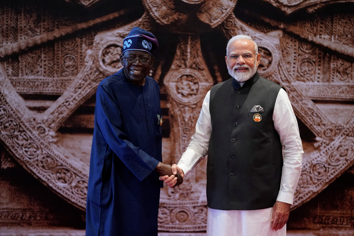 Tổng thống Nigeria Bola Ahmed Tinubu (trái) và Thủ tướng Ấn Độ Modi - Ảnh: REUTERS