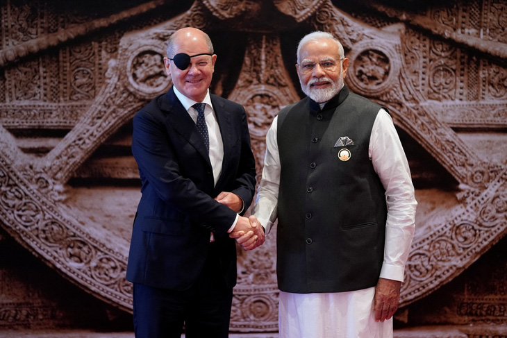 Thủ tướng Đức Olaf Scholz (bên trái) được Thủ tướng Ấn Độ Narendra Modi đón trước lúc khai mạc Thượng đỉnh G20 tại New Delhi ngày 9-9 - Ảnh: REUTERS