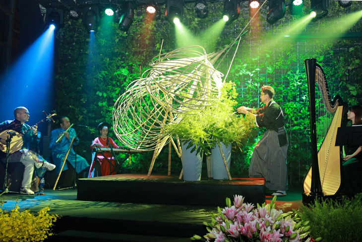 Các nghệ sĩ, nhạc sĩ chơi nhạc cụ dân tộc trong khi nghệ nhân Shoso Shimbo cắm hoa - Ảnh: BTC