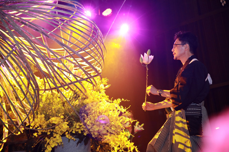 Nghệ nhân Shoso Shimbo sử dụng các loại hoa đặc trưng của Việt Nam - Ảnh: BTC