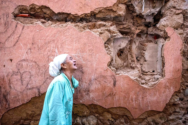 Một phụ nữ đau khổ khi đứng trước ngôi nhà của bà tại Marrakesh đã bị tàn phá trong trận động đất ngày 9-9 - Ảnh: AFP