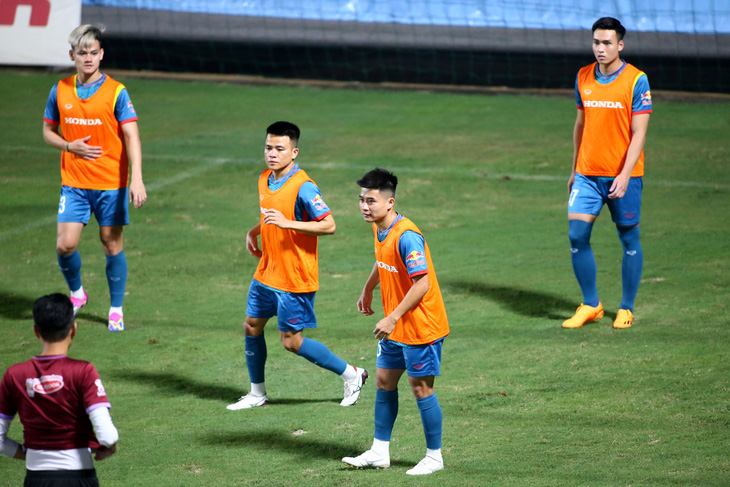 Đội hình tuyển Việt Nam đang thử nghiệm cặp tiền vệ mới toanh Phạm Văn Luân (thứ 2 từ trái qua) bên cạnh Lê Phạm Thành Long - Ảnh: HOÀNG TÙNG