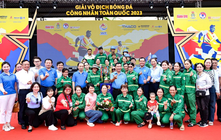 Các anh chị công nhân chụp ảnh lưu niệm cùng ông Nguyễn Đình Khang - chủ tịch Liên đoàn Lao động Việt Nam - và các đại biểu dự lễ khai mạc - Ảnh: NGUYÊN KHÔI