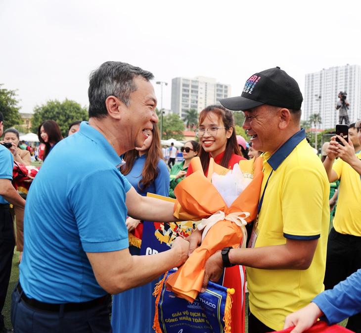 Chủ tịch VFF Trần Quốc Tuấn tặng hoa cho các đội bóng công nhân tham dự Giải vô địch bóng đá công nhân toàn quốc 2023 khu vực Hải Phòng - Ảnh: NGUYÊN KHÔI