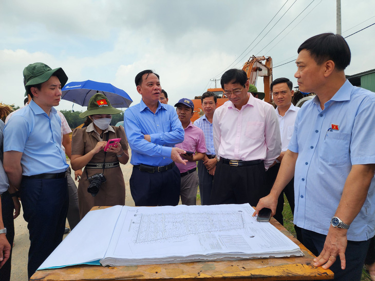 Lãnh đạo tỉnh Đồng Nai báo cáo tiến độ làm dự án tái định cư cho dự án cao tốc Biên Hòa - Vũng Tàu - Ảnh: H.M