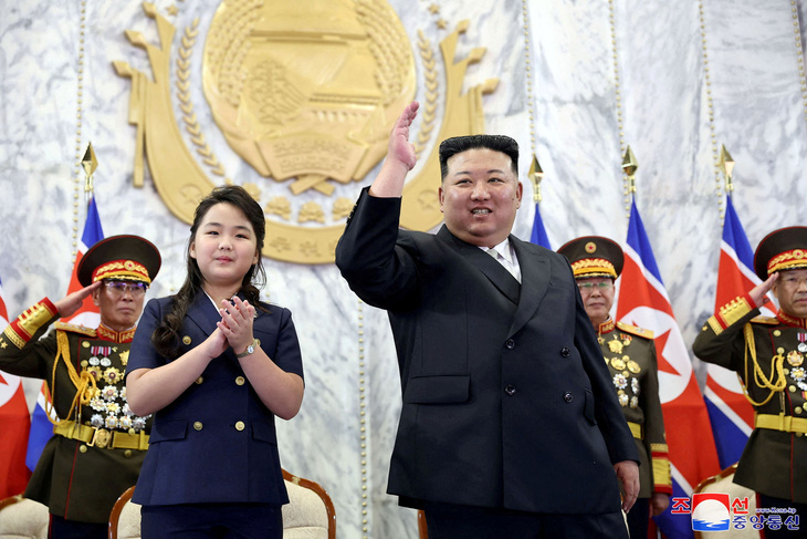 Nhà lãnh đạo Triều Tiên Kim Jong Un cùng con gái Kim Ju Ae tại cuộc duyệt binh ngày 8-9 - Ảnh: REUTERS