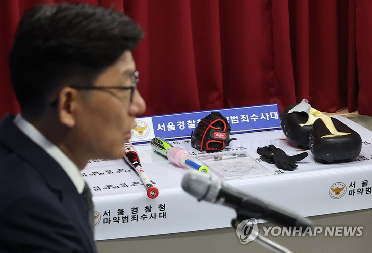 Cơ quan cảnh sát thủ đô Seoul đưa những đồ vật dùng để cất giấu ma túy vận chuyển bằng đường hàng không - Ảnh: YONHAP