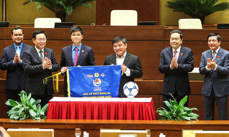 Chủ tịch Quốc hội Vương Đình Huệ phát động Giải bóng đá công nhân toàn quốc 2023 - Ảnh: NGUYỄN KHÁNH