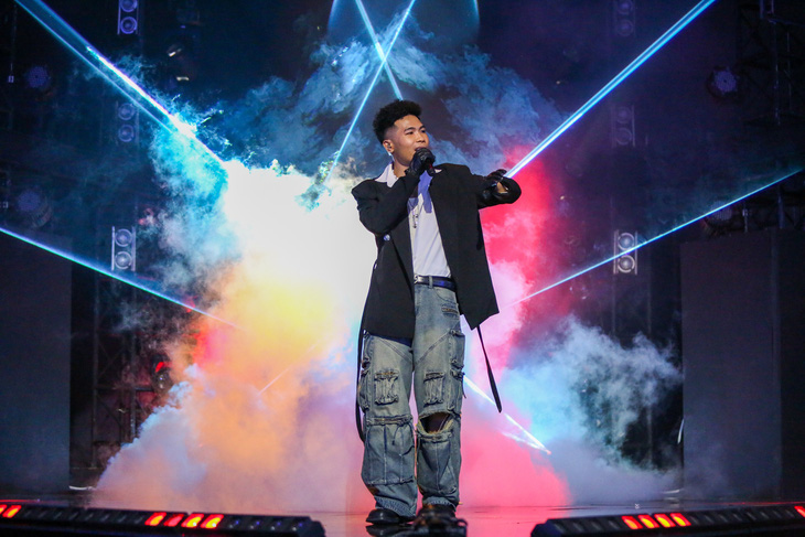 Rapper Phúc Du biểu diễn ca khúc mới trong đêm trao giải Rap Việt mùa 3 - Ảnh: PHƯƠNG QUYÊN