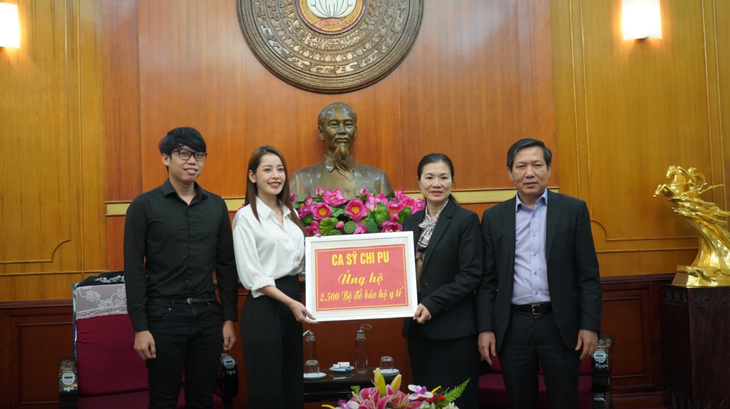 Và 2.500 bộ đồ bảo hộ cho Ủy ban Trung ương MTTQ Việt Nam tại Hà Nội
