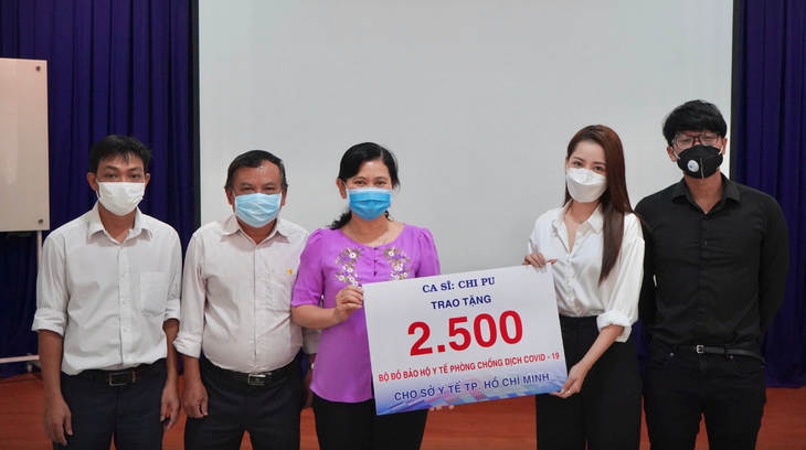 Chi Pu trao 2.500 bộ đồ bảo hộ cho ở Sở Y tế TP.HCM