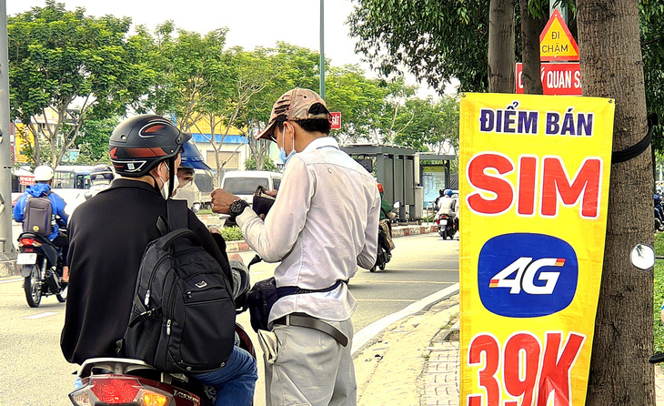 Người dùng vẫn có thể mua SIM kích hoạt sẵn dễ dàng tại TP Thủ Đức (TP.HCM) vào trưa 8-9 - Ảnh: HÂN MINH