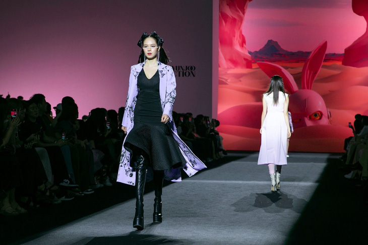 Thanh Thủy tự tin trên sàn diễn Seoul Fashion Week 2023 - Ảnh: NVCC