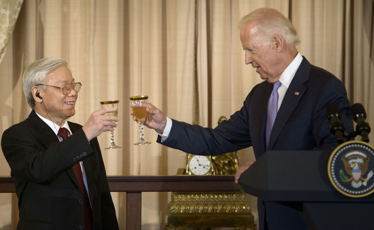 Tổng bí thư Nguyễn Phú Trọng và Phó tổng thống Mỹ Joe Biden nâng ly trong tiệc chiêu đãi năm 2015 khi người đứng đầu Đảng Cộng sản Việt Nam đến Mỹ  - Ảnh: AFP