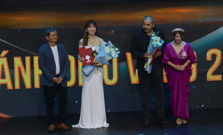 Hari Won thay mặt Trấn Thành nhận giải Biên kịch xuất sắc phim Nhà bà Nữ.