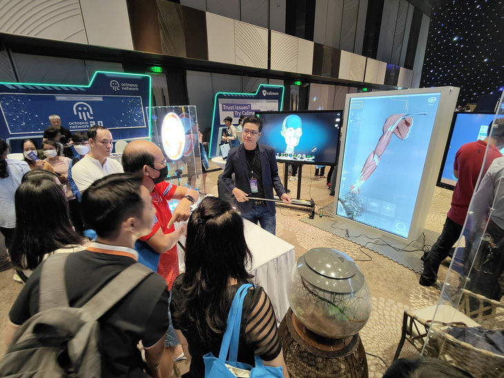 Nhiều khách tham quan thích thú tìm hiểu về ứng dụng công nghệ 3D tại triển lãm - Ảnh: ĐỨC THIỆN