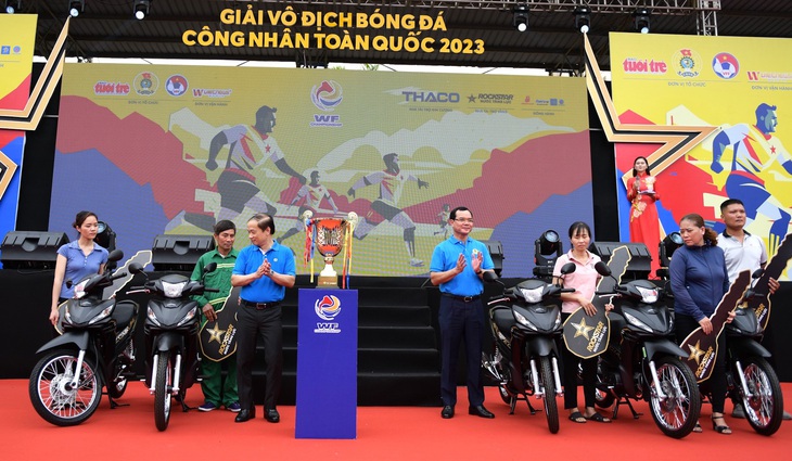 5 anh chị em công nhân nhận phần quà đặc biệt là 5 chiếc xe máy tại lễ khai mạc Giải vô địch bóng đá công nhân toàn quốc 2023 - Ảnh: NAM TRẦN