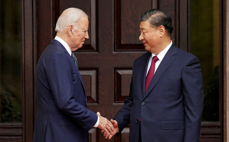Tổng thống Mỹ Joe Biden bắt tay Chủ tịch Trung Quốc Tập Cận Bình bên lề Tuần lễ Cấp cao Diễn đàn Hợp tác kinh tế châu Á - Thái Bình Dương (APEC), ở California (Mỹ) ngày 15-11-2023 - Ảnh: REUTERS