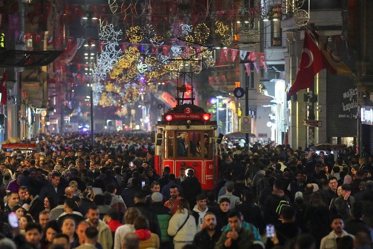 Dòng người đổ về khu trung tâm mua sắm ở đường Istiklal ở Istanbul, Thổ Nhĩ Kỳ vào đêm giao thừa - Ảnh: REUTERS