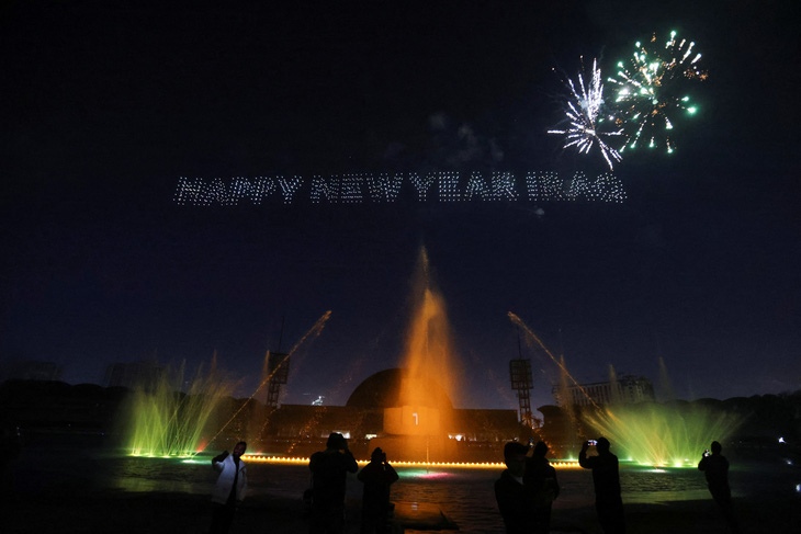 Drone xếp thành dòng chữ &quot;Chúc mừng năm mới&quot; tại Baghdad, Iraq ngày 1-1-2024 - Ảnh: REUTERS