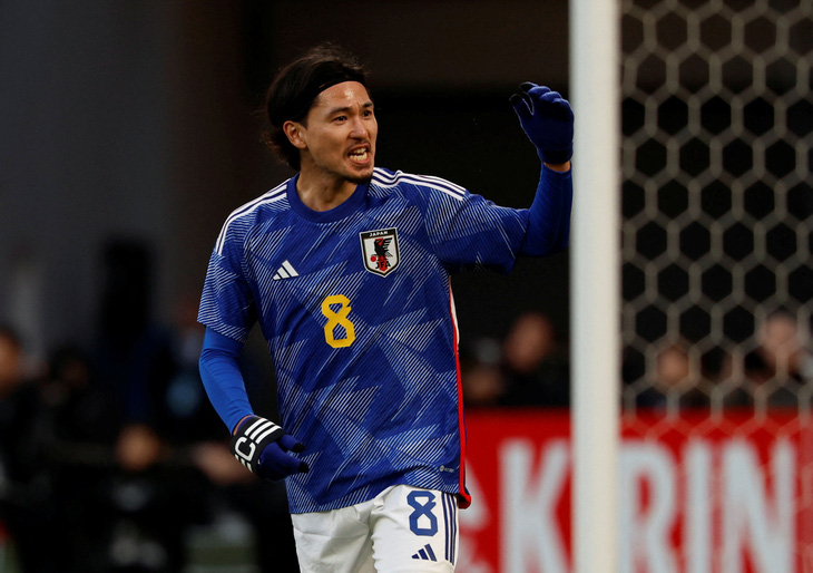 Niềm vui của Minamino sau khi ghi bàn vào lưới tuyển Thái Lan - Ảnh: REUTERS