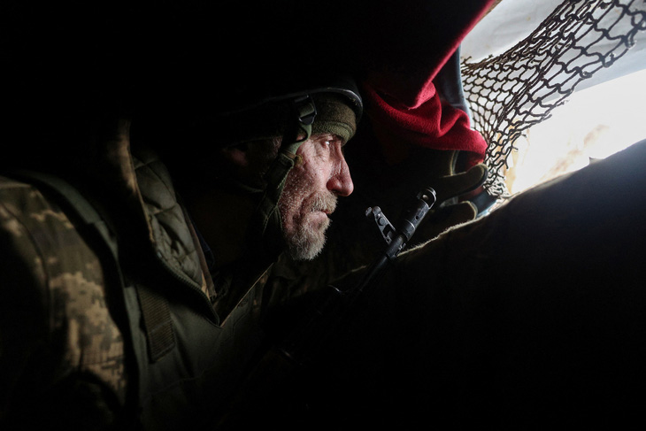 Một người lính Ukraine ở tiền tuyến gần khu vực Donetsk (khu vực Nga tuyên bố sáp nhập vào năm 2022) - Ảnh: AFP